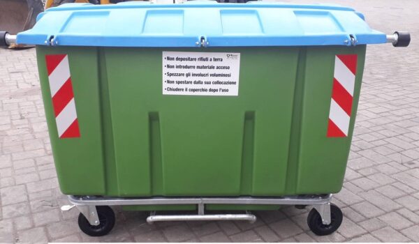 Cassonetto per raccolta rifiuti rsu da 1300 litri in polietilene, pesa 90 kg.