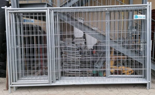Recinzione da cantiere con porta di dimensioni: cm 350 x 200 h, realizzata in tubolare e dotata di chiavistello di chiusura.