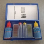 Test misuratore di analisi cloro e ph delle acque delle piscine, con tester a reagenti liquidi.