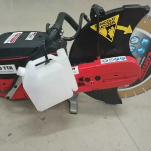 Mototroncatrice a Scoppio Marca Comer Modello 990 TTA con sistema di filtraggio aria posteriore per il taglio a secco o ad umido nei lavori più duri e difficoltosi. 