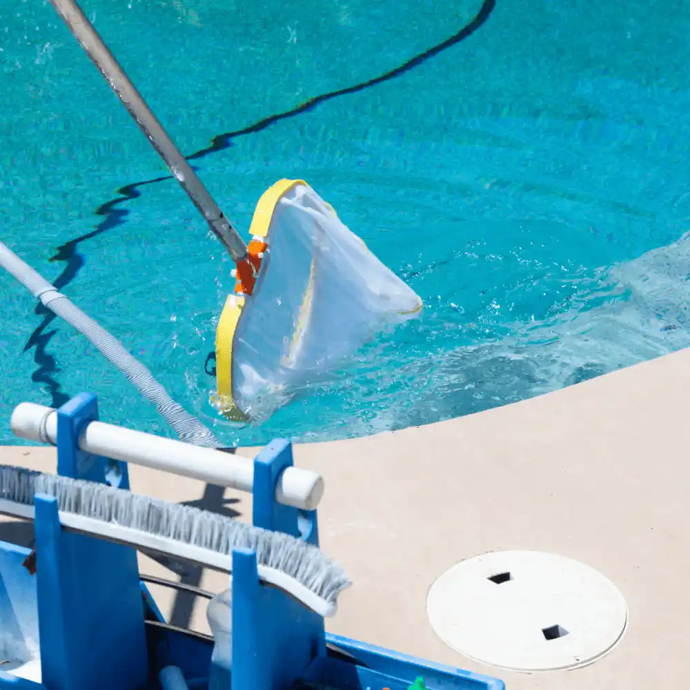 Consigli pratici e accessori indispensabili su come pulire la piscina