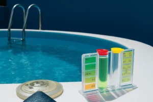 Eliminare le torbidità dall'acqua della piscina tramite un controllo regolare del ph